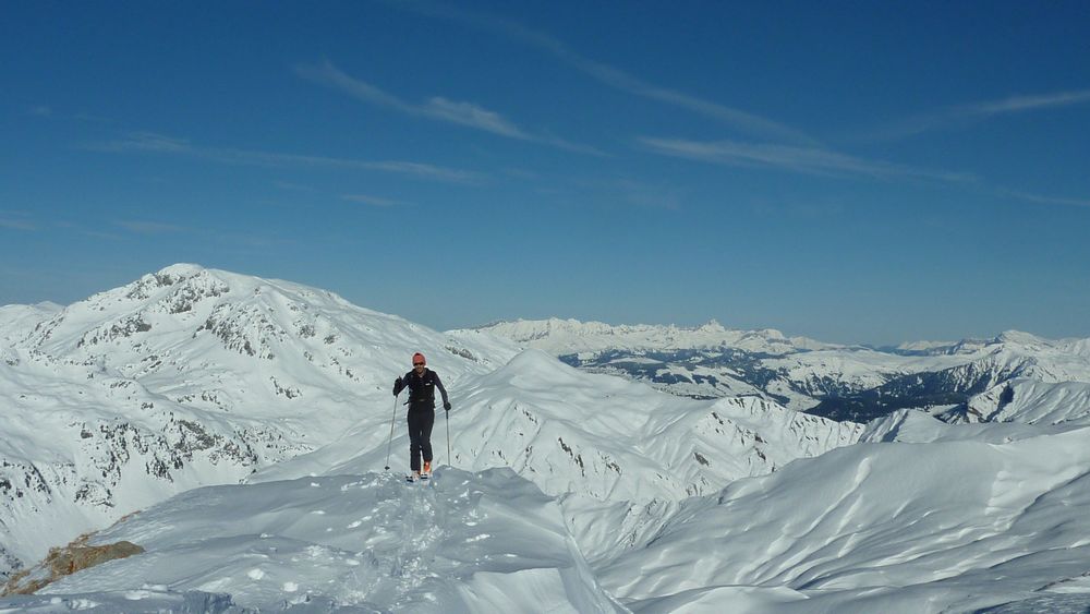 Pointe de Dzonfié : Manu en termine devant le Grand Mont d'Areches et la Pointe Percée dans les Aravis