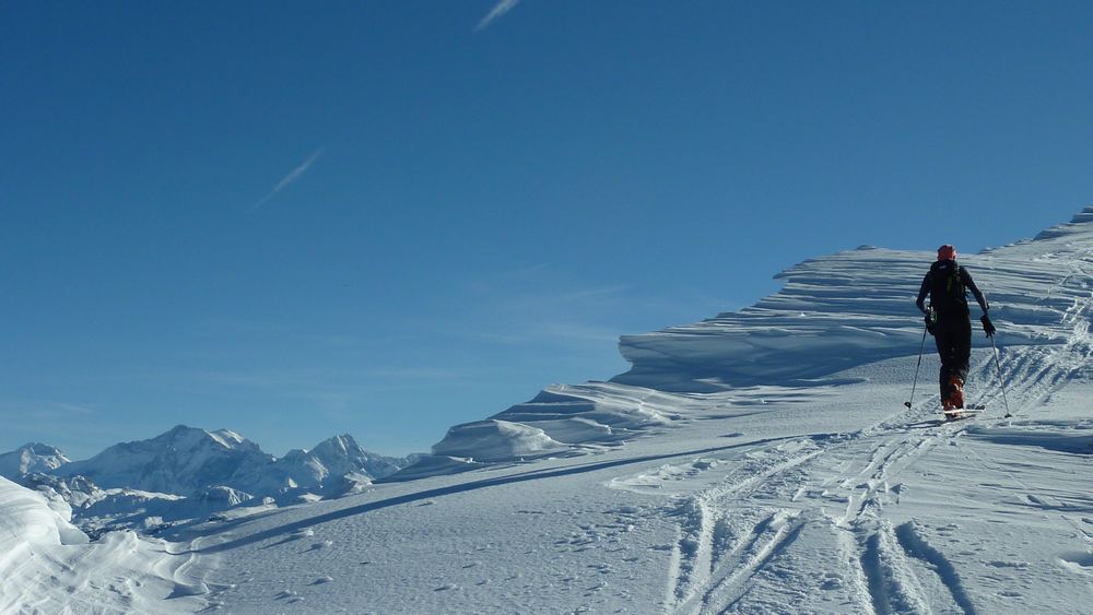 Pointe 2332 : le vent a sculpté la corniche sur fond de Grand Casse et Grand Bec