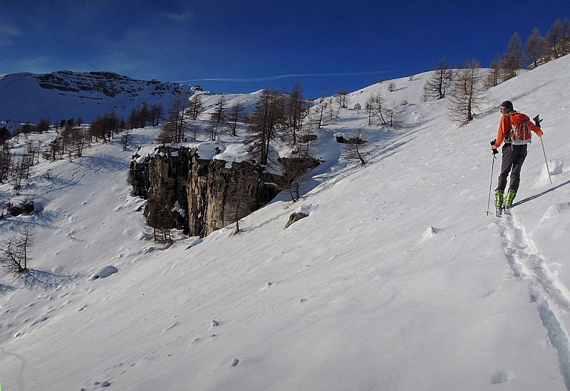 #3 Montée dans le vallon : ...au Sud de la tête de Cristel. Belle ampleur du paysage et des belles pentes. Viking en pleine contemplation... Montée dans le vallon : ...au Sud de la tête de Cristel. Belle ampleur du paysage et des belles pentes. Viking en pleine contemplation...