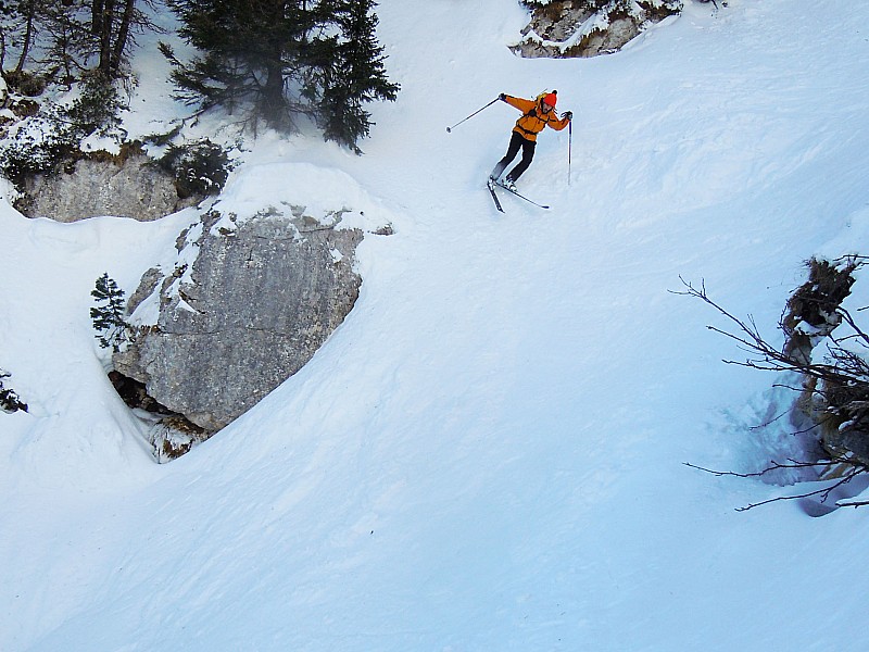 #8 Couloir en virgule : Poudre tassée. Le couloir est damé comme une piste de ski. Olivier enchaîne les virages sautés. Couloir en virgule : Poudre tassée. Le couloir est damé comme une piste de ski. Olivier enchaîne les virages sautés.