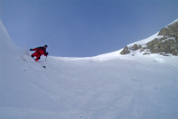 Couloir Est : Pierre à l'entrée du couloir.