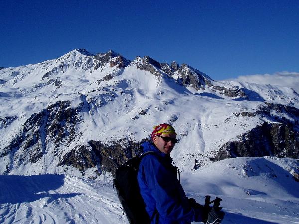 #7 Danny et le sommet : Danny qui a trés bien présenté son terrain de jeu et qui savoure son bonheur; derrière lui, la pointe des Sarrasins où nous étions 2 heures avant (c Danny et le sommet : Danny qui a trés bien présenté son terrain de jeu et qui savoure son bonheur; derrière lui, la pointe des Sarrasins où nous étions 2 heures avant (c'est le plus haut sommet à gauche)