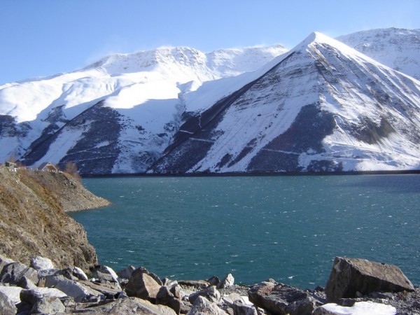 #2 Le lac de Grand Maison : Le Lac du Barrage de Grand Maison, avec les sommets alentours ... on ne se noie pas encore dans la neige !! Le lac de Grand Maison : Le Lac du Barrage de Grand Maison, avec les sommets alentours ... on ne se noie pas encore dans la neige !!