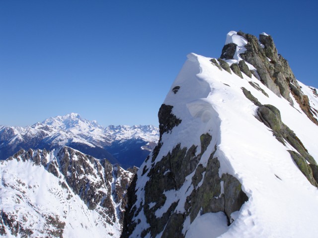 Vue vers le Nord : A l'approche du sommet vue vers le Nord avec la Pointe des Arangles en premier plan et le Mont Blanc en toile de fond