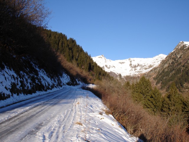 Départ sur la route : Au départ, seule la route est skiable.
En arrière plan les pentes qui conduisent au Mont Bellacha