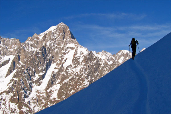 Les Grandes Jorasses : Remy sur fond de Grand Jorasses au-dessus de Sécheron.