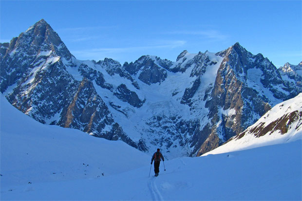 #7 Vallon de Malatrà : Philippe sur une jambe face au Grandes Jorasses et l Vallon de Malatrà : Philippe sur une jambe face au Grandes Jorasses et l'Aiguille de Leschaux.