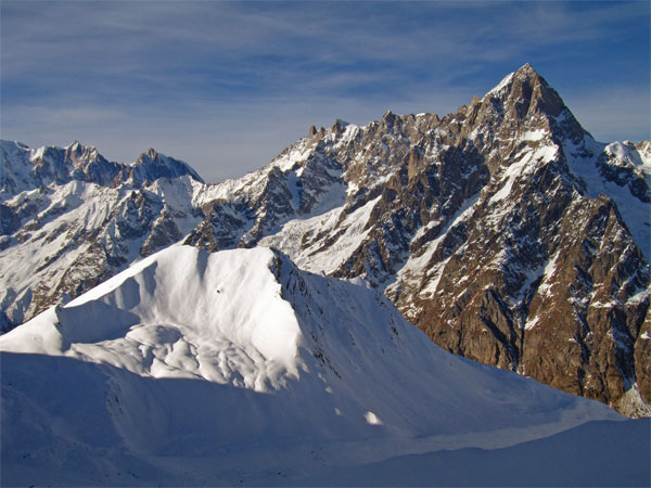 Entre Deux Sauts : Les Grande Jorasses et la Tête d'Entre deux Sauts vues du couloir de Malatrà.