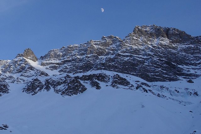 Aiguille de Malatra : Le couloir et la face W de l'aiguille de Malatra