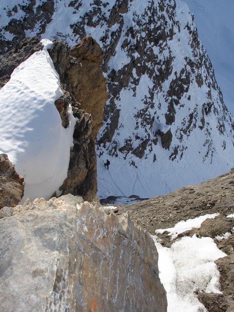 #9 La sortie du couloir : Franck à la sortie du couloir depuis le sommet de l La sortie du couloir : Franck à la sortie du couloir depuis le sommet de l'Aiguille de Malatra. Le sommet est tout à fait skiable par bonnes conditions (petit 45° sur 25m. expo) mais actuellement c'est 20-30cm. de gobelets posés sur des dalles.