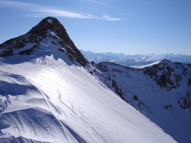 #4 Départ de la face Ouest : La neige glacée (aucun grip) ne m Départ de la face Ouest : La neige glacée (aucun grip) ne m'a pas permis de descendre sur le refuge du Nant du Beurre.
Une autre fois ...