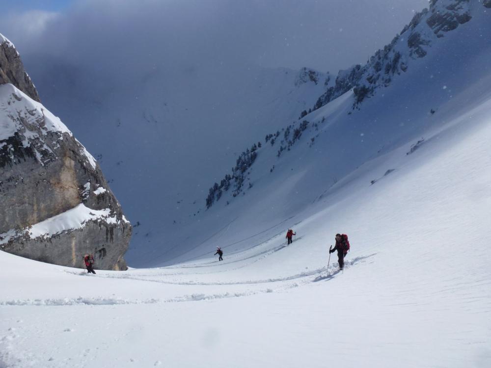 #5 Montée aux Lances : Par le couloir de droite. La coulée est partie de l Montée aux Lances : Par le couloir de droite. La coulée est partie de l'endroit où est prise la photo et a suivi gentiment la trace.