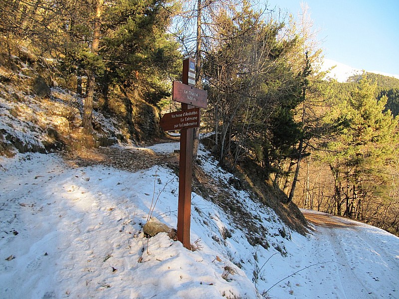 #1 Castel départ du sentier : Sentier partiellement enneigée Castel départ du sentier : Sentier partiellement enneigée