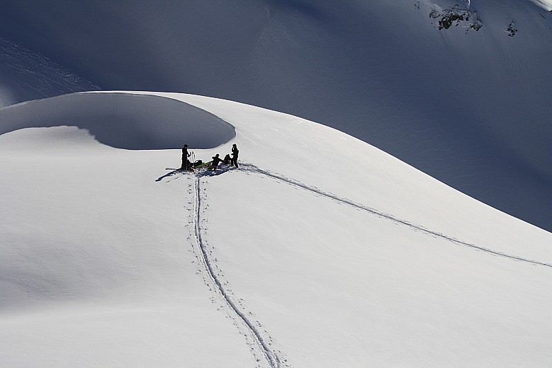 splitboard 101 : alors, après, pour remonter le split, tu tournes le bitogno, là, mais avant faut enlever les peaux, pis tu tournes la chevillette, et alors après...