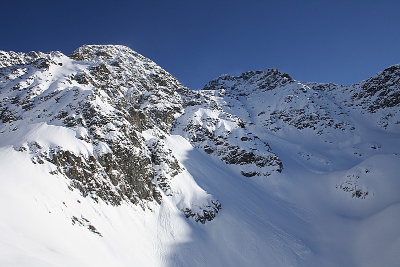 Col de la Porte d'Eglise : les pentes qui montent (mouvement tournant vers la gauche) au col de la Porte d'Eglise. On n'ira pas y trainer nos spatules.