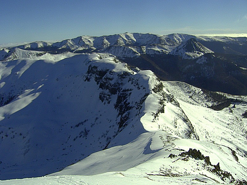 #2 Puy Mary : vu sur les crêtes, le griou puis le plomb du Cantal en arrière plan Puy Mary : vu sur les crêtes, le griou puis le plomb du Cantal en arrière plan