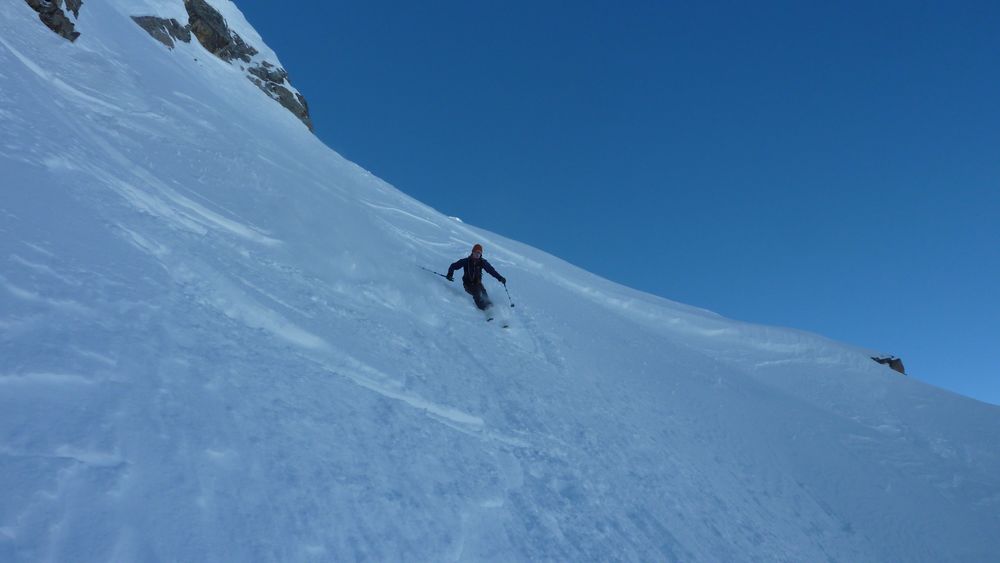 #10 Couloir Nord : c Couloir Nord : c'est parti pour Manu sur une bonne poudre tassée