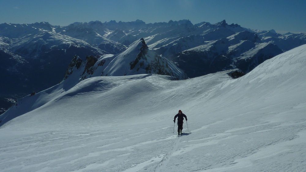 derniers metres : en toile de fond, Aiguilles d'Arves, Meije, Barre, entre autres...