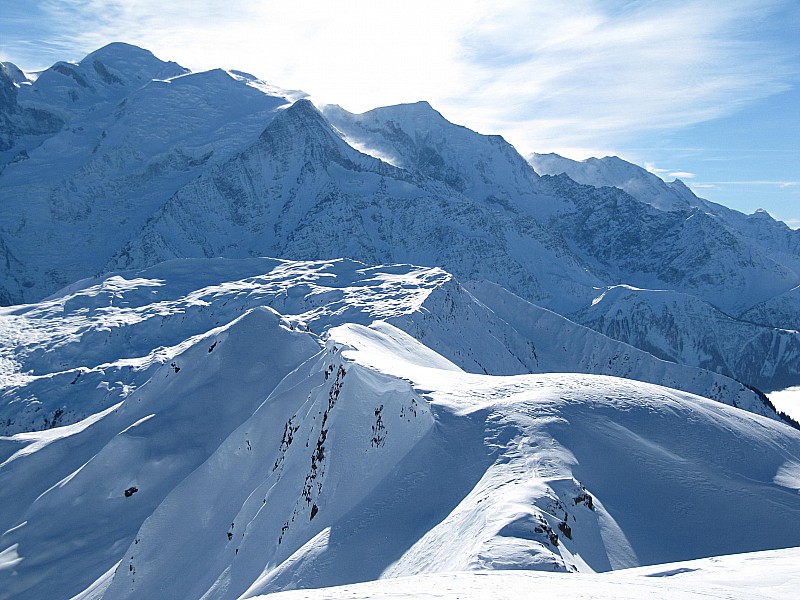 Les sommets du Massif : du Mont Blanc fument.