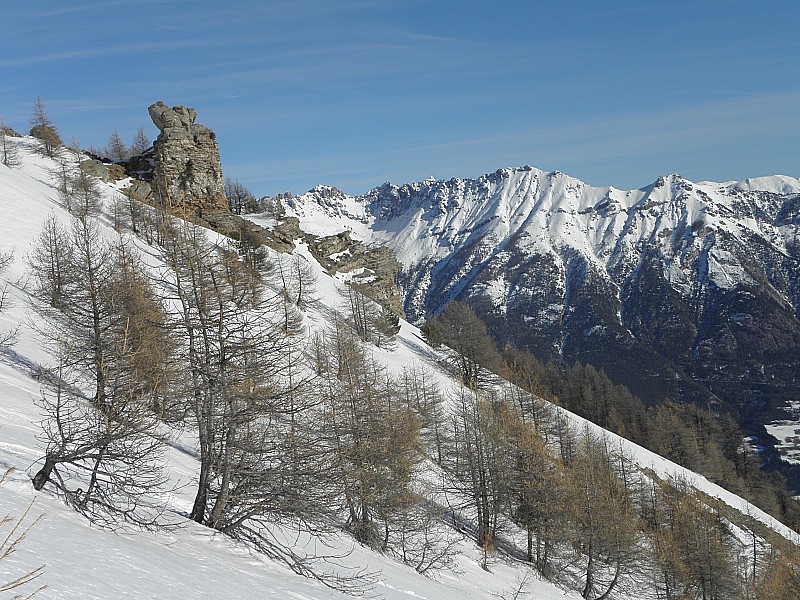 #7 Roc surplombant la combe. Roc surplombant la combe.