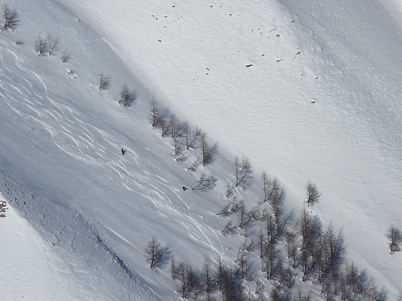 2 skieurs se régalent : sur la face sud de la croix de Carlé.