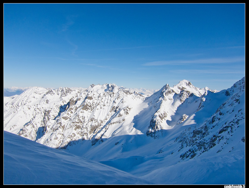 Vue sur Col de Moretan, Col de Gleyzin... Mieux ensoleillé là bas...