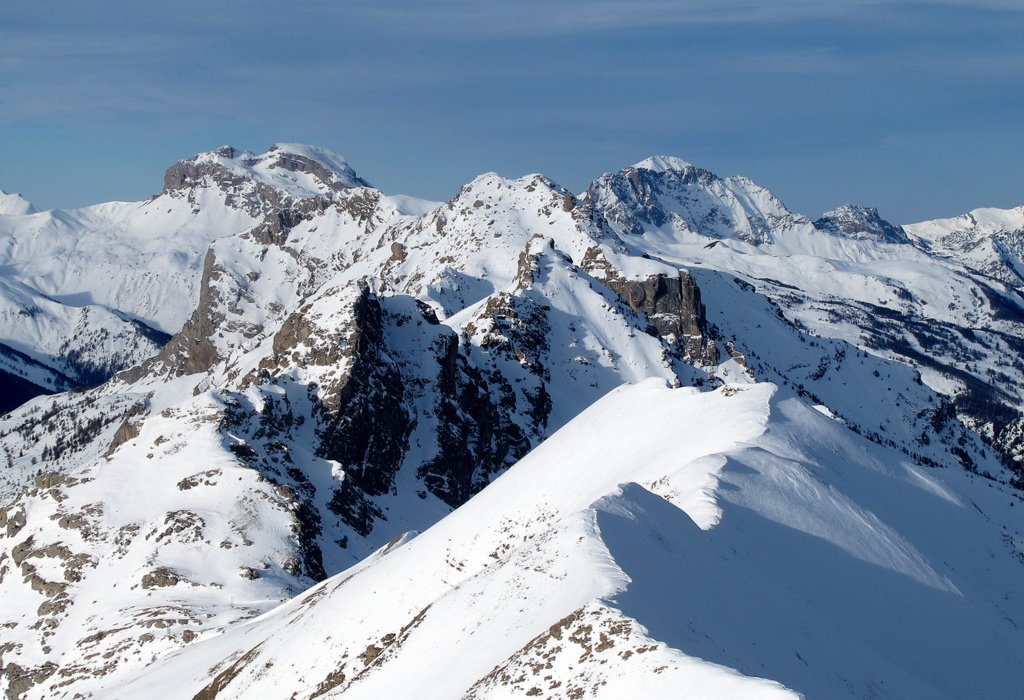 La crête des Brecs... : ...devant le Chapeau de Gendarme et les Séolanes