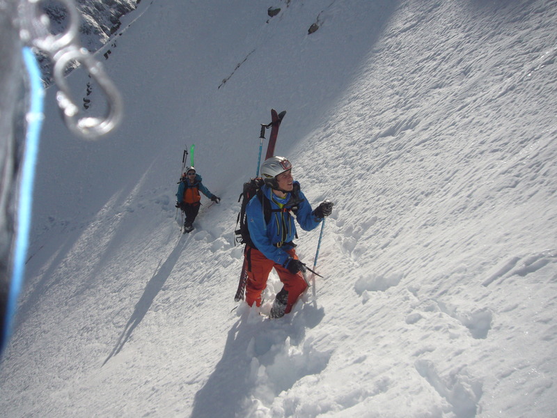 #3 Etache face E : dans la traversée (encore au soleil), qui permet de rejoindre le couloir supérieur Etache face E : dans la traversée (encore au soleil), qui permet de rejoindre le couloir supérieur