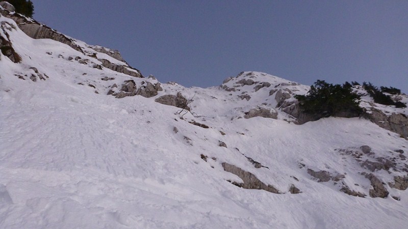 #9 le crux : Le crux vu du bas. j le crux : Le crux vu du bas. j'ai dechaussé sur 5 m pour assurer sur la traversée au sommet du dernier ressaut. Ce n'est pas très haut mais il y a beaucoup de blocs qui dépassent en cas de chute...