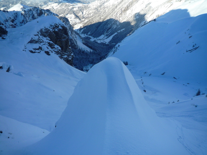 #28 Versant Nord du Pouilly : éperon neigeux...alors à gauche ou à droite?! ;o) Versant Nord du Pouilly : éperon neigeux...alors à gauche ou à droite?! ;o)