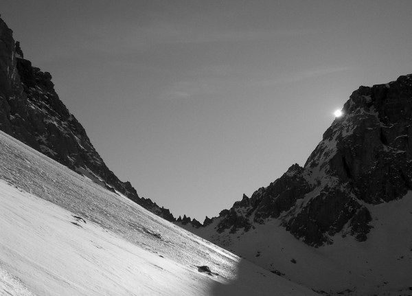 #2 Col des Aiguilles : Le soleil sort derrière l Col des Aiguilles : Le soleil sort derrière l'arête Nord du Jas des Chamois
