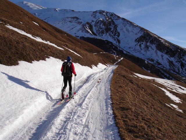 #1 Sur la piste : En dessous de 2000 m, la neige n Sur la piste : En dessous de 2000 m, la neige n'est présente que sur la piste et en faible quantité. Les conditions se dégradent rapidement.