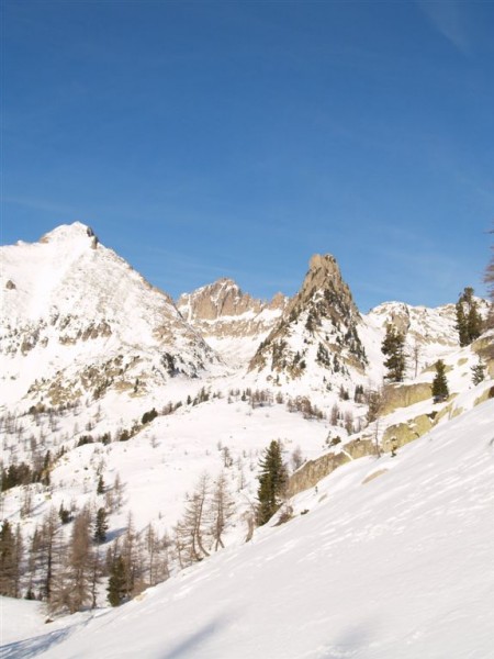 #3 Panorama vers le lac nègre : De gauche à droite, la cime du giegn, les arêtes du lac nègre, le caïre pounchu (au centre), et un début d Panorama vers le lac nègre : De gauche à droite, la cime du giegn, les arêtes du lac nègre, le caïre pounchu (au centre), et un début d'itinéraire vers la tête sud des bresses