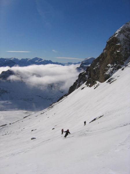 #3 Sous la Petite Aiguille Rousse : Mais en partant du col on trouve une neige dure agréable à skier. Sous la Petite Aiguille Rousse : Mais en partant du col on trouve une neige dure agréable à skier.