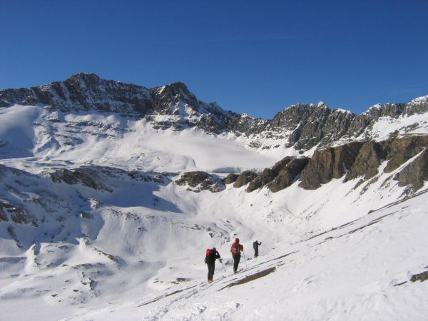 #5 Pointe du Montet et glacier : Belle ambiance dans ce cirque où l Pointe du Montet et glacier : Belle ambiance dans ce cirque où l'on vient chercher le col du Montet (à droite en dehors de la photo) pour rebasculer vers le revers du Prariond