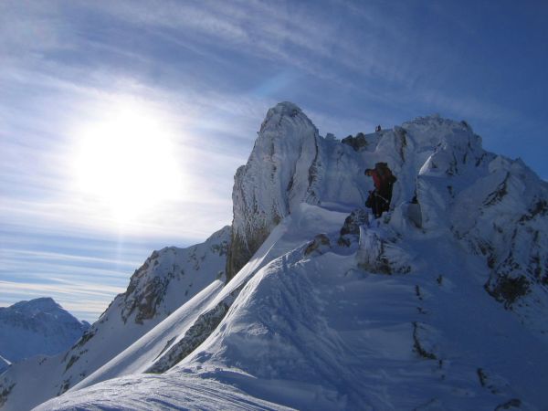 #2 Au col : Le vent a bien travaillé la neige au col entre le Roc Rouge et le Rocher de Sarvatan Au col : Le vent a bien travaillé la neige au col entre le Roc Rouge et le Rocher de Sarvatan