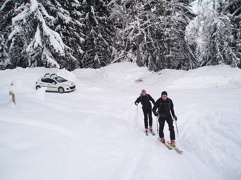 #1 Parking : Le chasse neige à très bien dégagé la route jusque 1250m et en plus il a fait 4 jolies places. Merci à lui. Parking : Le chasse neige à très bien dégagé la route jusque 1250m et en plus il a fait 4 jolies places. Merci à lui.
