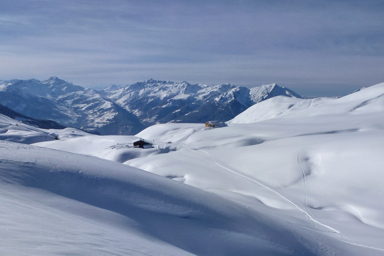 #12 Refuge du Nant du Beurre : Pas de halte. Nous poursuivons la montée dans le vallon. Refuge du Nant du Beurre : Pas de halte. Nous poursuivons la montée dans le vallon.