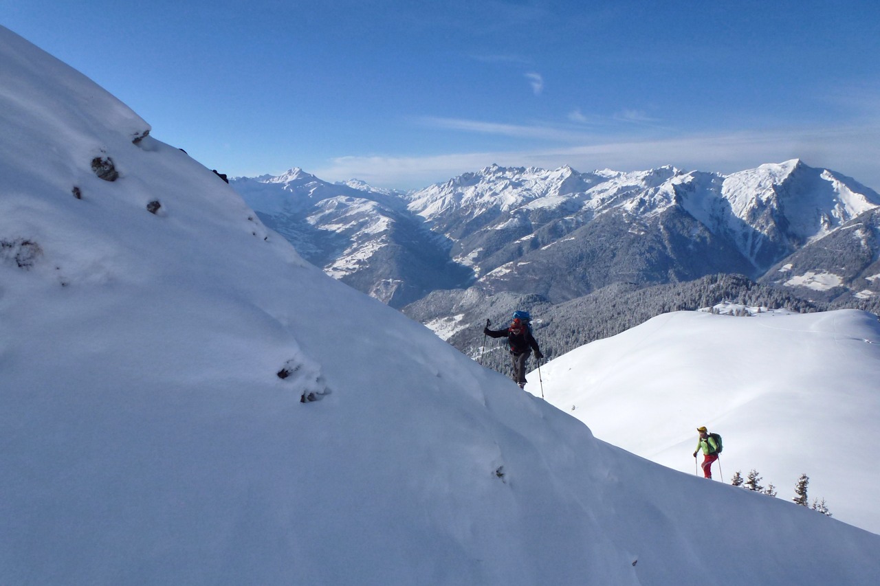 #6 Les dernières pentes : Isa et David bataillent skis aux pieds sur l Les dernières pentes : Isa et David bataillent skis aux pieds sur l'arête.