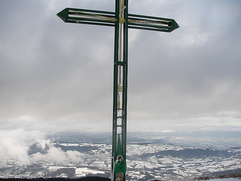 #3 la vallée : il y avait tellement de vent que j la vallée : il y avait tellement de vent que j'ai mis un temps fou à avoir une photo avec la croix verticale.