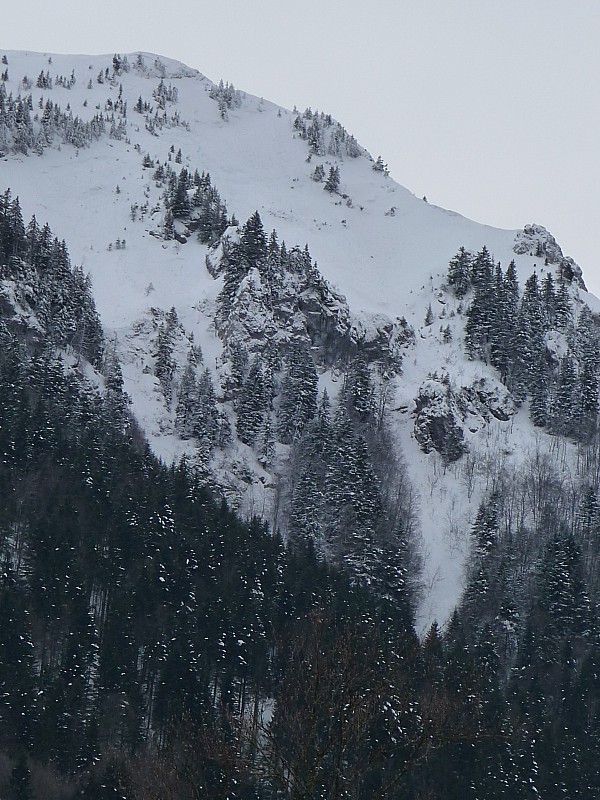 #5 Zoom sur le couloir (à droite) : depuis le parking Zoom sur le couloir (à droite) : depuis le parking