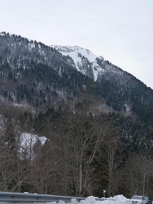 #4 Le couloir : vu depuis le parking Le couloir : vu depuis le parking