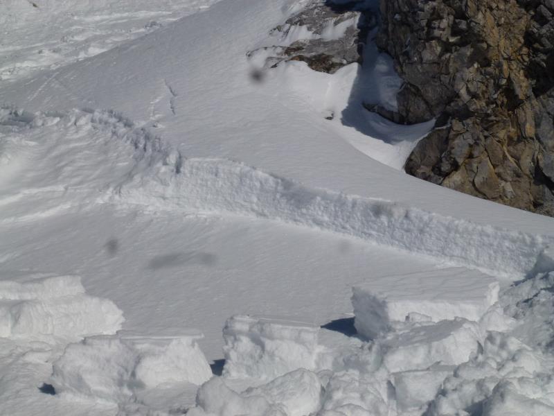 #7 L L'Etale, pointe Sud ,couloir W : Dans le cône du couloir, un passage, et une plaque assez épaisse est partie,