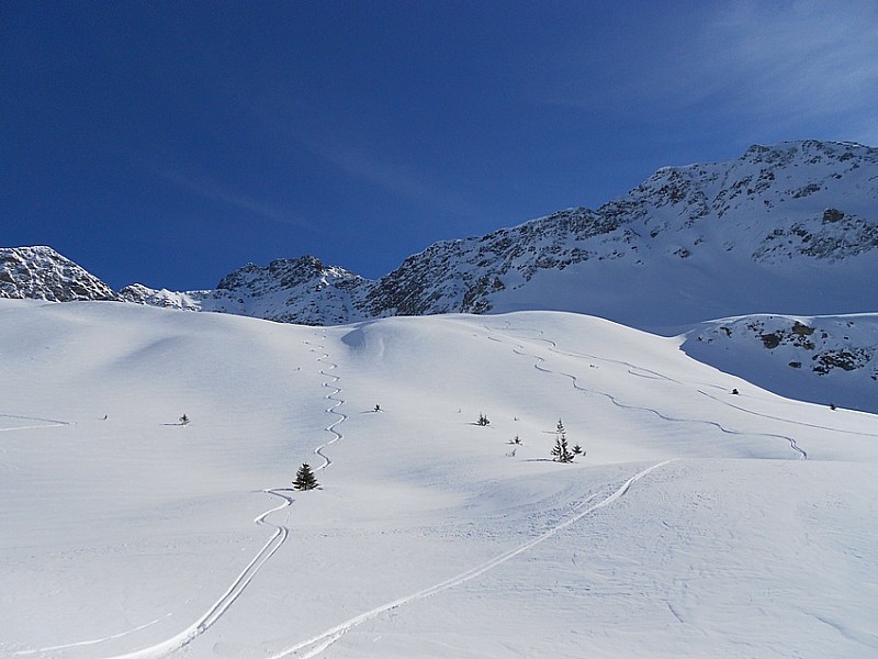 #10 Le vallon au dessus du chalet : Bonne neige dans les contrepentes nord-ouest Le vallon au dessus du chalet : Bonne neige dans les contrepentes nord-ouest