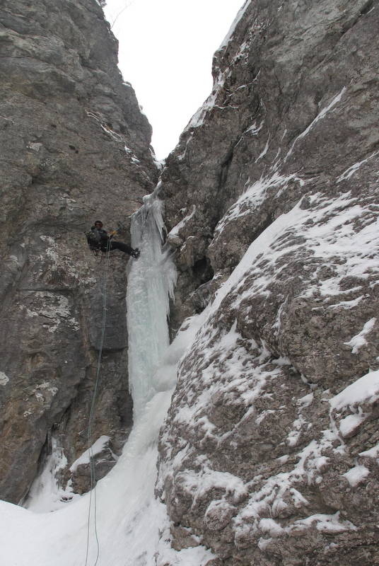 #10 Le rappel : Permet de franchir la cascade de glace. La corde fixe pour le contournement sens montée n Le rappel : Permet de franchir la cascade de glace. La corde fixe pour le contournement sens montée n'est pas prise dans la glace