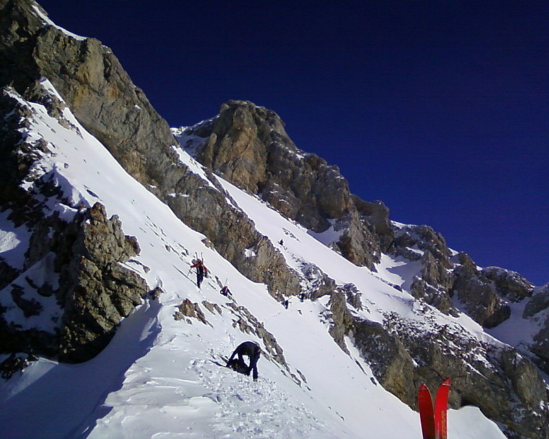 #5 Pointe Blanche : Des gaziers partent avec crampons et pioches atteindre la face Est Pointe Blanche : Des gaziers partent avec crampons et pioches atteindre la face Est