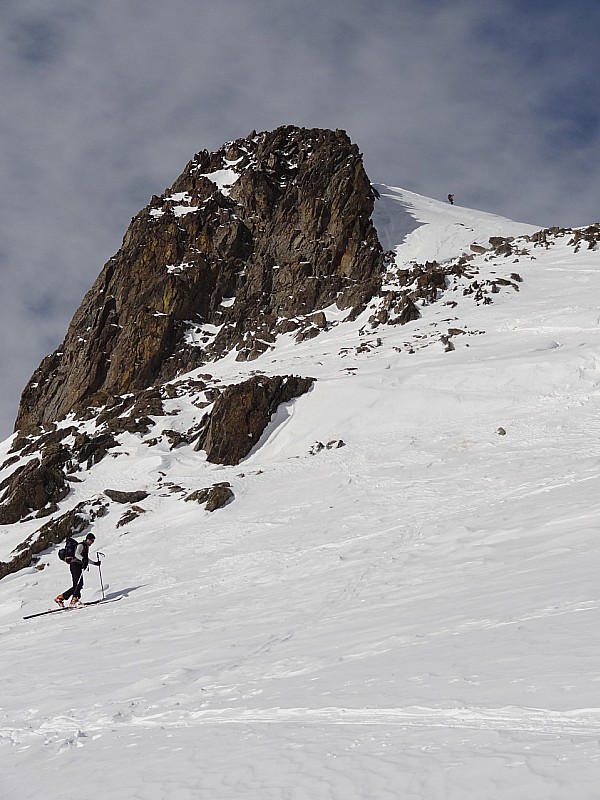 #11 On y est presque : Le groupe de 4 quitte le sommet alors que nous arrivons dans le vent glacial.
(c) David On y est presque : Le groupe de 4 quitte le sommet alors que nous arrivons dans le vent glacial.
(c) David