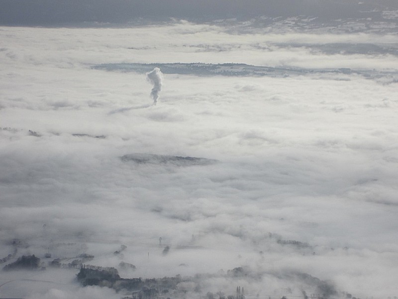 stratus : et sortant des stratus , un autre nuage de la centrale thermique sur le Rhône..