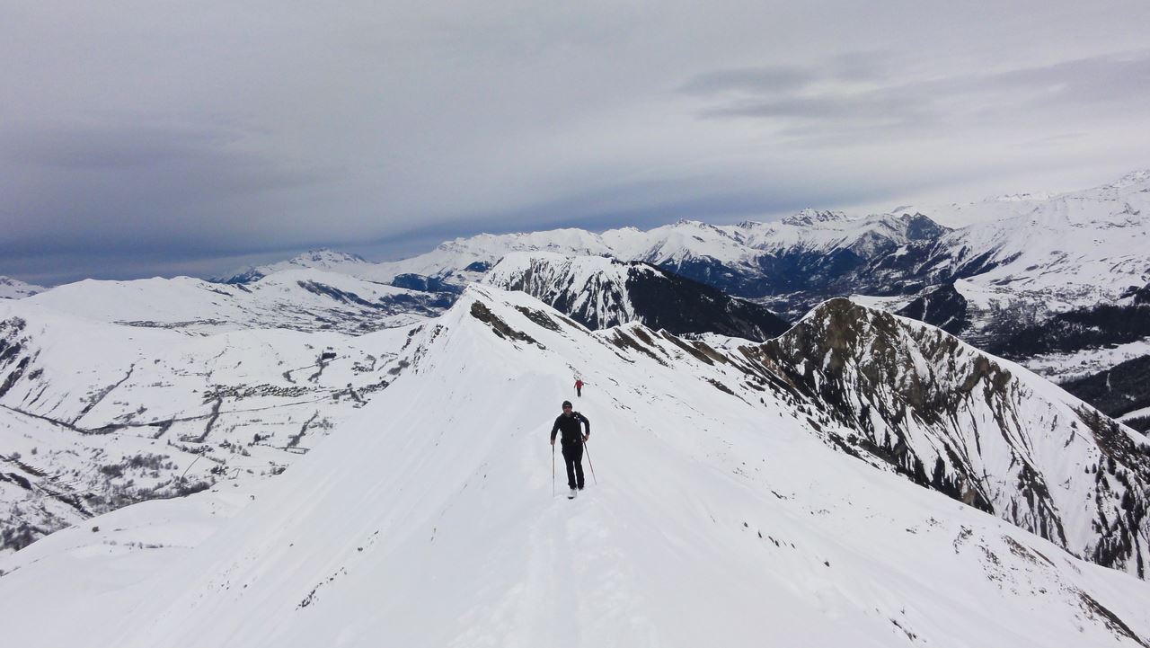 l'arête : sur fond de pointe Chatel