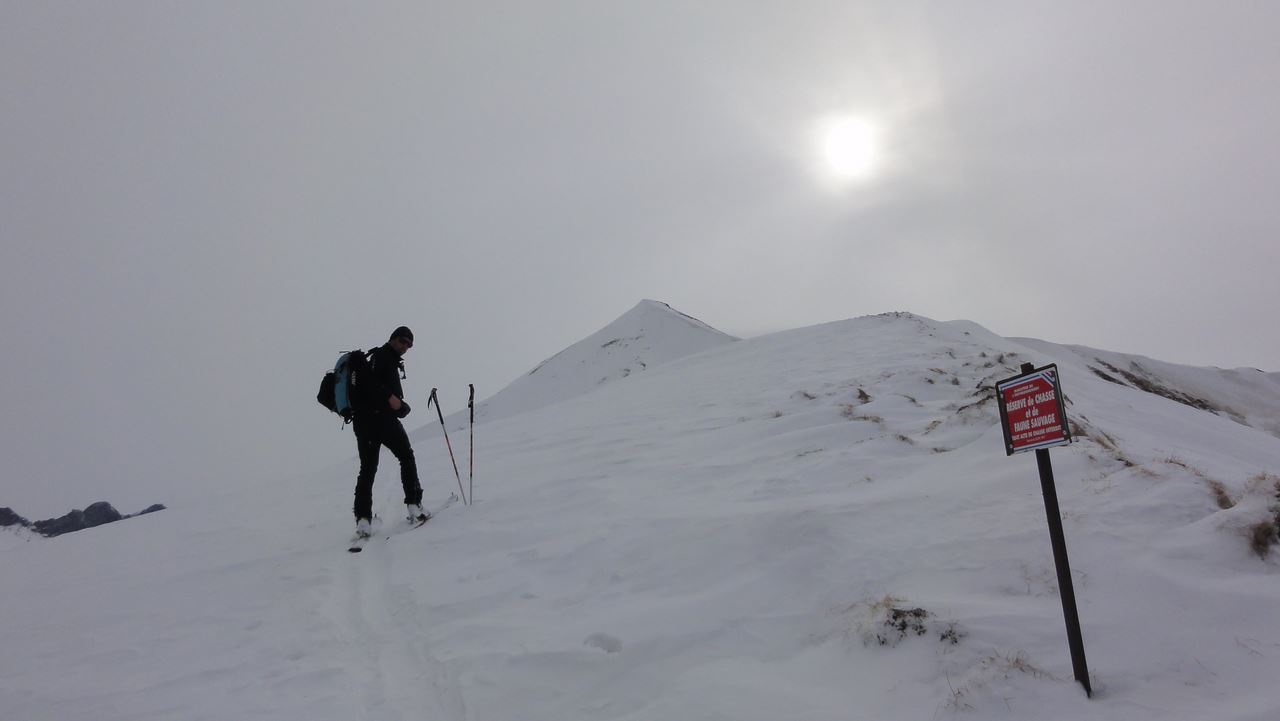 Panneau : pas loin du sommet de la rampe facile d'accès à l'arête